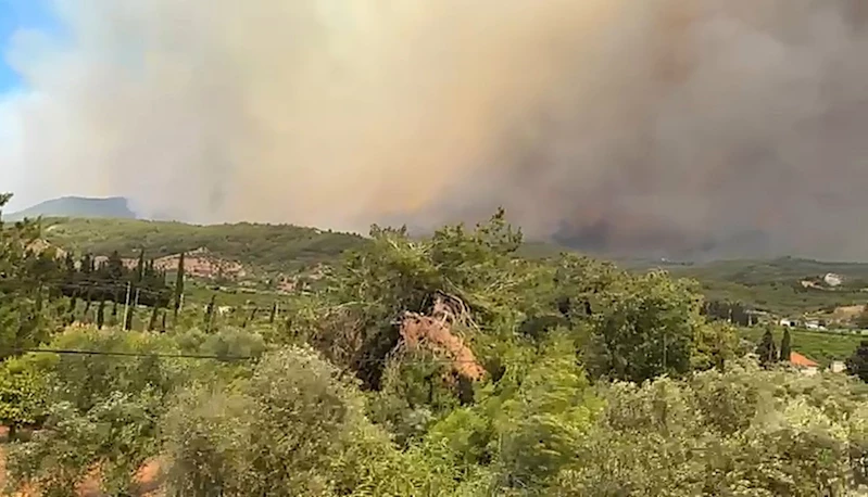 İzmir’deki orman yangında kullanılan uçak sayısı 18’e çıktı
