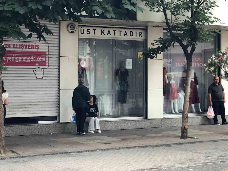 Vatandaşlar yağmurdan kaçmak için saçakların altına sığındı
