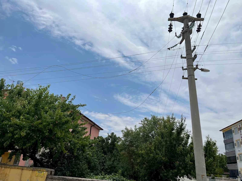 Kulu’da aşırı rüzgardan elektrik teli koptu, mahalle elektriksiz kaldı
