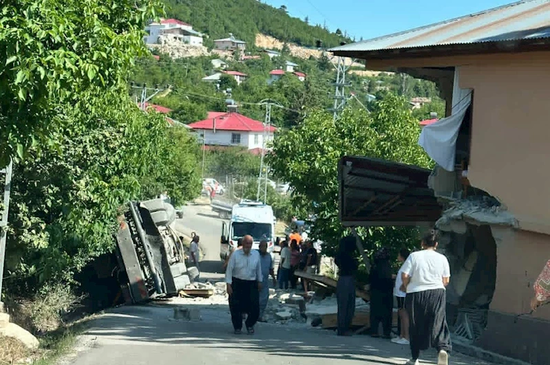 Kamyon eve çarpıp devrildi sürücü hayatını kaybetti
