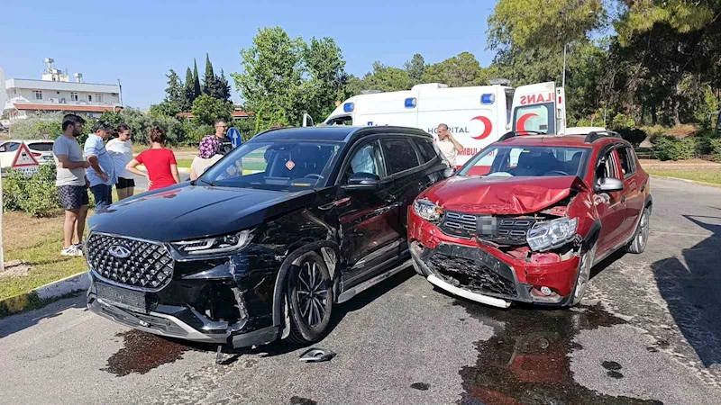 Antalya’da iki otomobil çarpıştı: 7 yaralı
