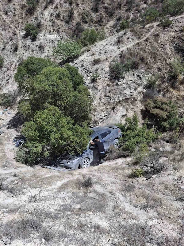 Gaziantep’te virajı alamayan otomobil dere yatağına uçtu, yaralanan olmadı
