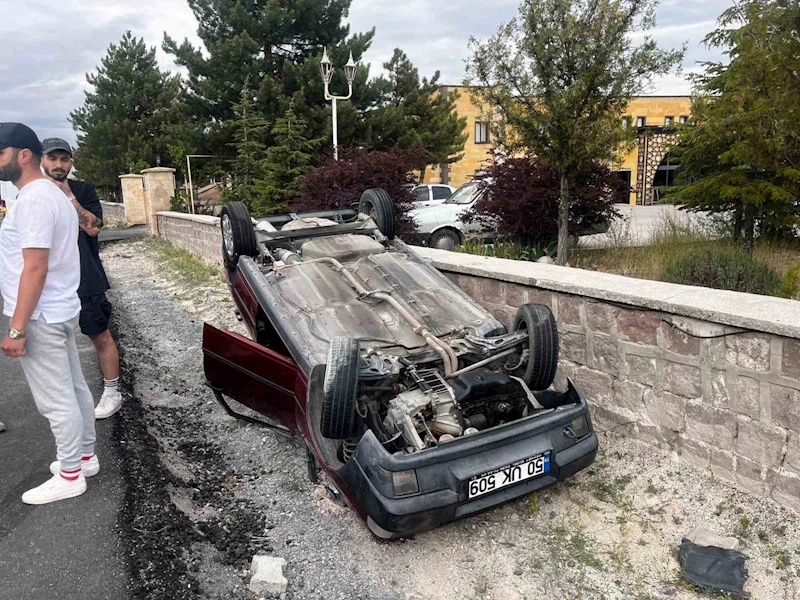 Kediye çarpmamak için manevra yapınca aracı takla attı
