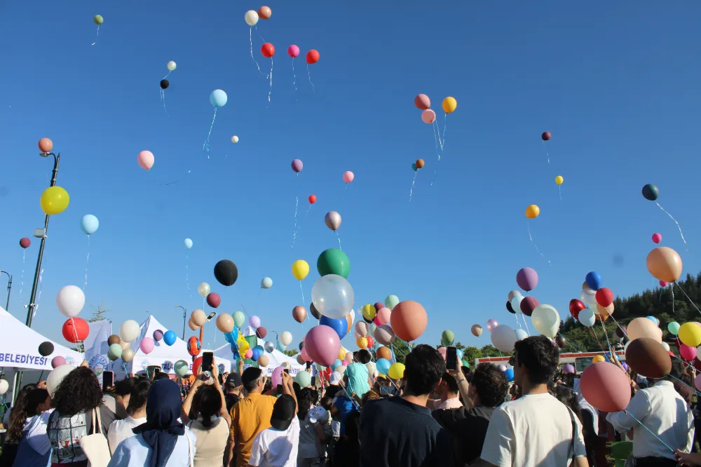 Balonlar küçük Deniz için havalandı