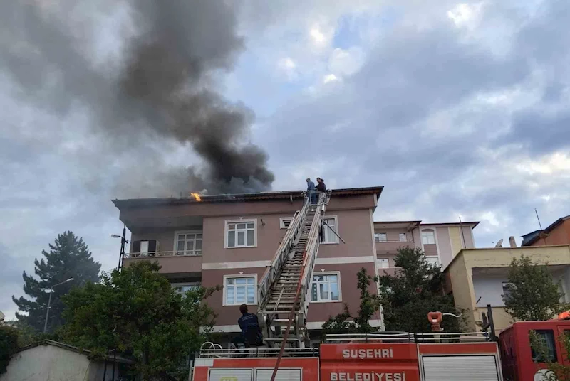 Sivas’ta korkutan çatı yangını
