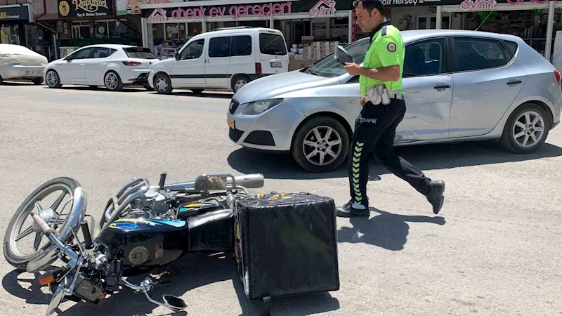 Karaman’da otomobille çarpışan motokurye yaralandı
