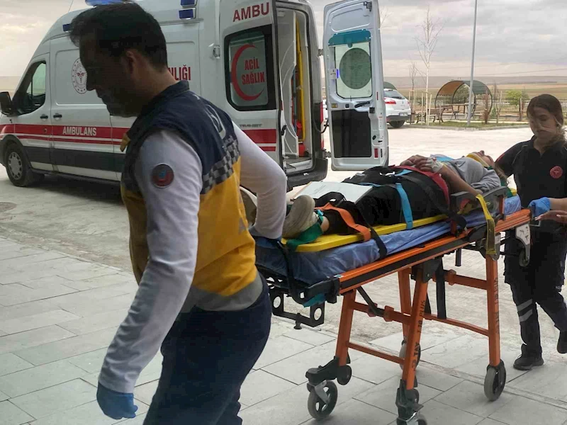 Motosiklet kaldırıma çarptı: 2 yaralı
