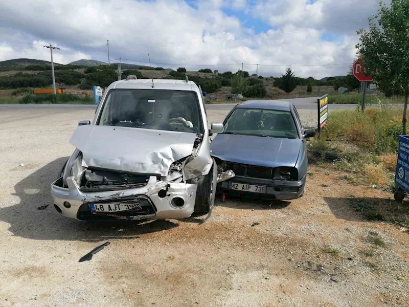 Hüyük’te otomobil ile hafif ticari araç çarpıştı: 2 yaralı
