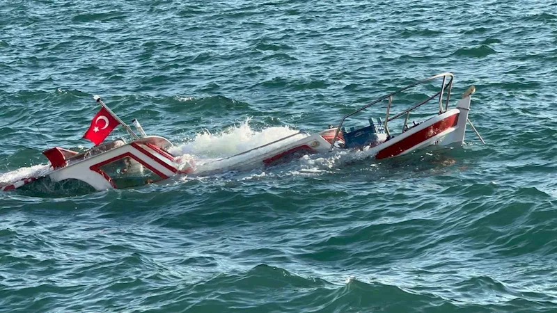 Ayvalık’ta demirli olan balıkçı teknesi su alarak battı
