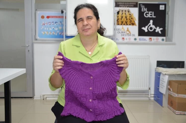 Görme engelli Çiler Kocaman dünyasını örgüyle güzelleştiriyor
