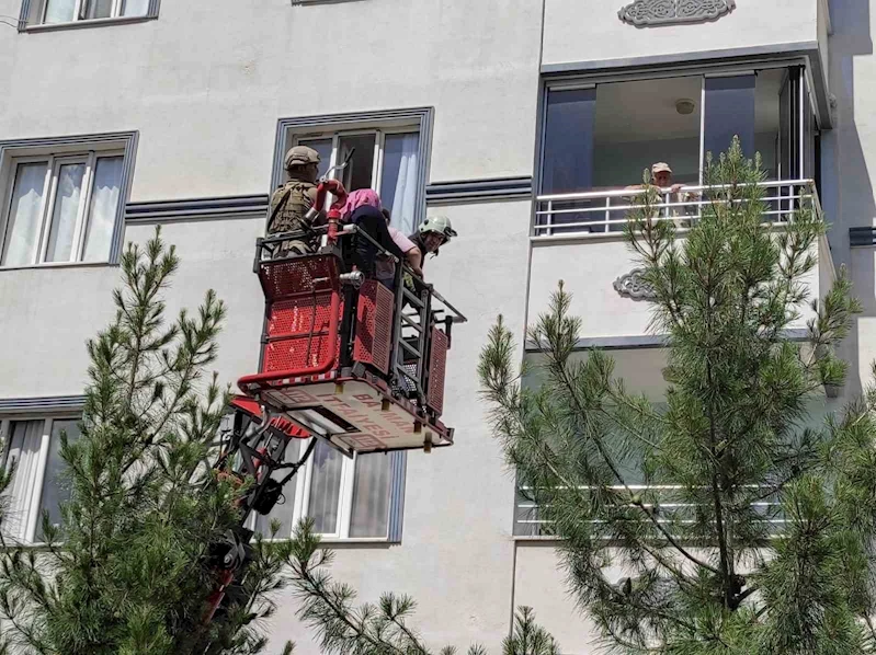 Batman’da çocukları tarafından tahra ile rehin alınan anne, baba ve kızları kurtarıldı
