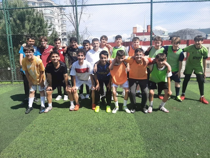 LGS öncesi moral etkinliği: Öğrenciler halı sahada stres attı
