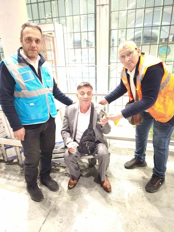 Havalimanında unutulan 10 bin dolar sahibine teslim edildi
