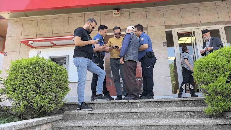 Yaşlı adamın 100 bin lirasını polis ekipleri kurtardı
