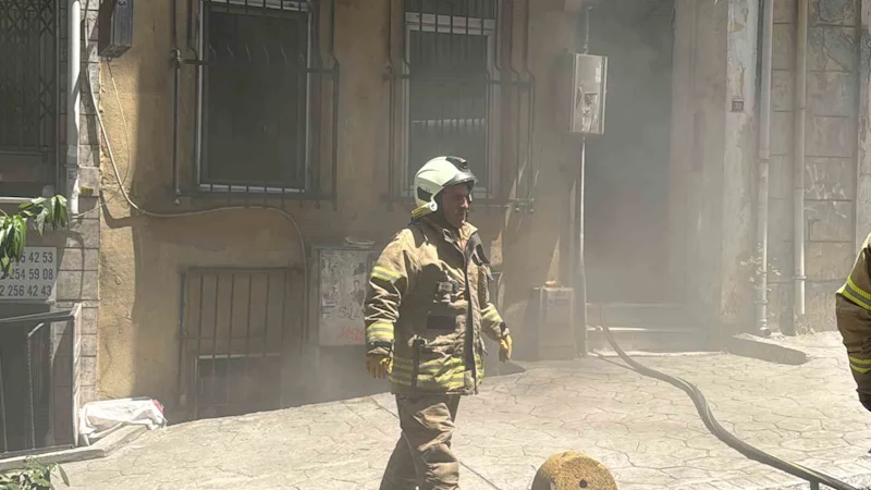 Beyoğlu’da ütü prizde unutulunca yangın çıktı
