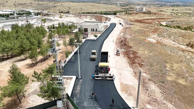 Büyükşehir Belediyesi, Midyat’ta asfalt çalışmalarını sürdürüyor
