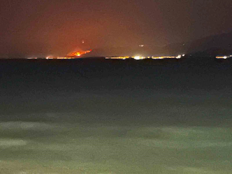 Seferihisar’daki alevler Kuşadası sahilinden görülüyor
