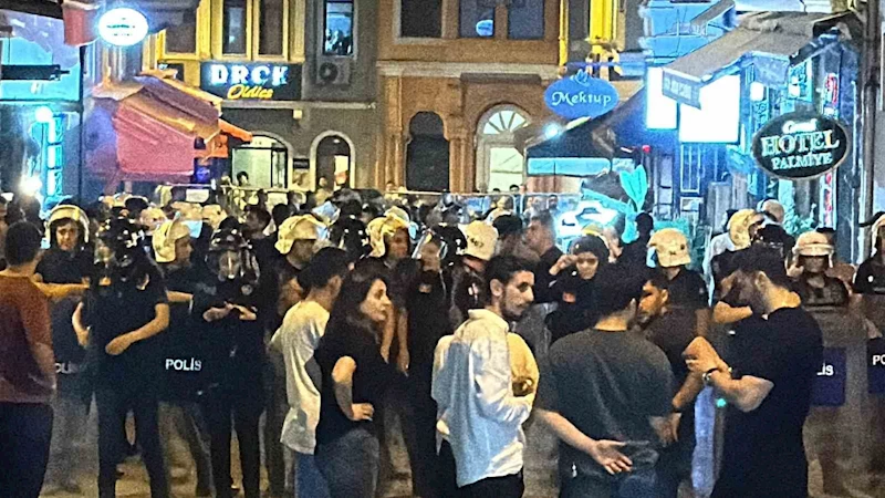 Leman dergisine tepki gösteren vatandaşlar, dergi binası önünde toplandı
