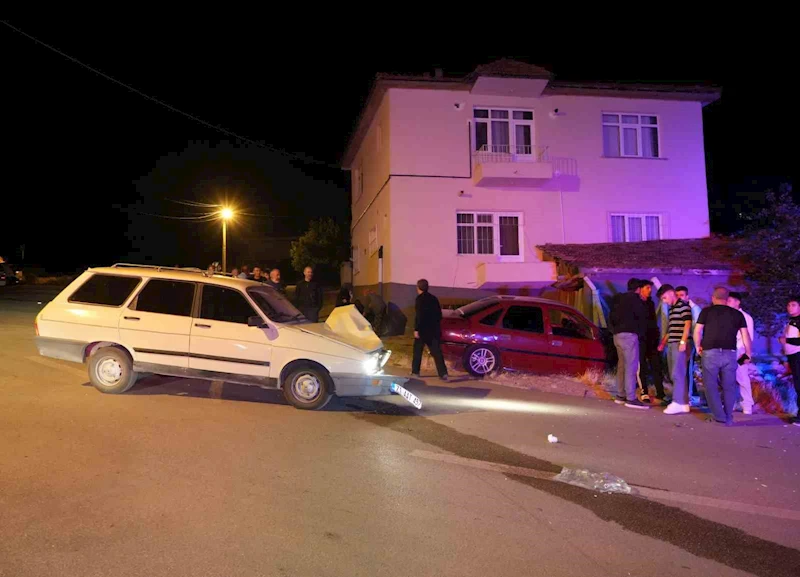 Kırıkkale’de iki otomobil kafa kafaya çarpıştı: 3 yaralı
