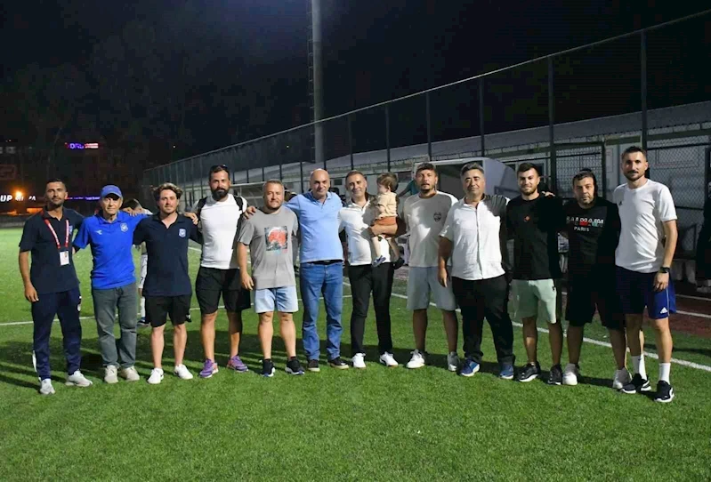 Yunusemre’nin U17’leri İzmir’de şampiyon oldu
