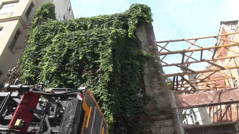 Taksim’de metruk binada yangın
