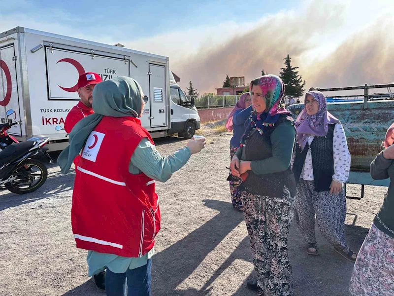 Türk Kızılay, Akhisar’da varandaşlara ve ekiplere desteğe devam ediyor
