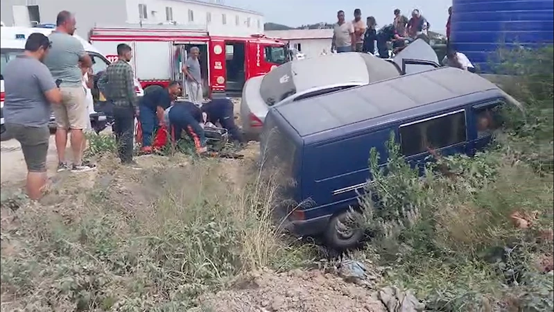 Yalova’da otomobil minibüsle çarpıştı: 3 yaralı
