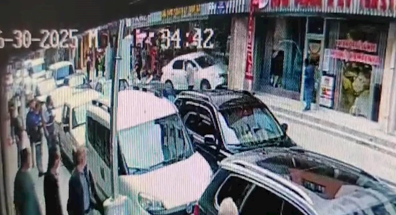 Alkollü sürücü şehri birbirine kattı, 2 çocuk otomobilin altında kalmaktan son anda kurtuldu
