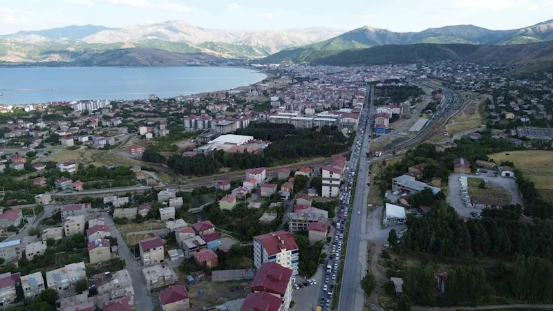 Tatvan’da kilometrelerce araç kuyruğu oluştu

