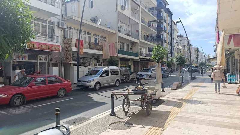 Yola fırlayıp otomobile yandan çarpan 3 yaşındaki çocuk yaralandı
