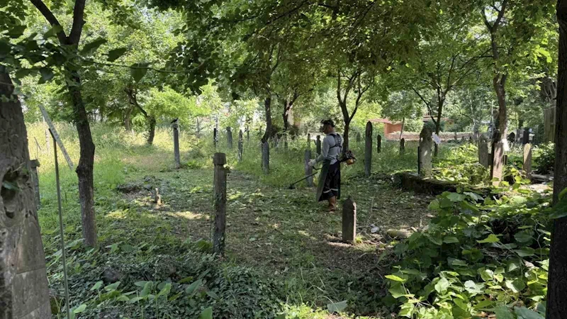 Kartepe’de mezarlık temizliği
