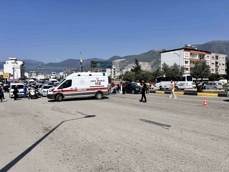 Hatay’da yolun karşısına geçmeye çalışan yaşlı kadına otomobil çarptı
