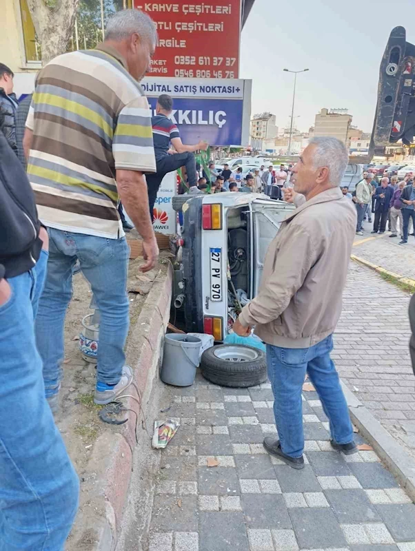 Kaza yapan otomobil yan yattı: 1 yaralı