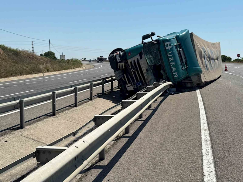 Tekirdağ’da devrilen tırdan refüje savrulan sürücü yaralandı
