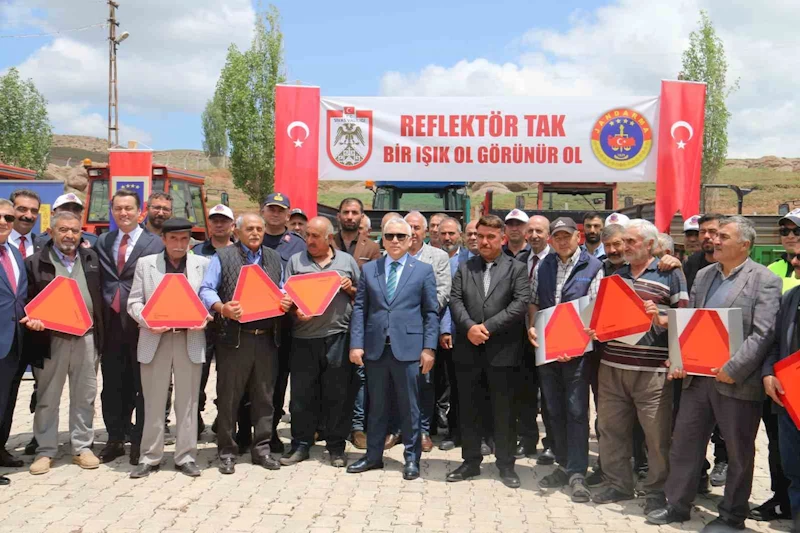 İl Jandarma Komutanlığı, artan traktör kazalarını önlemek için reflektör dağıttı

