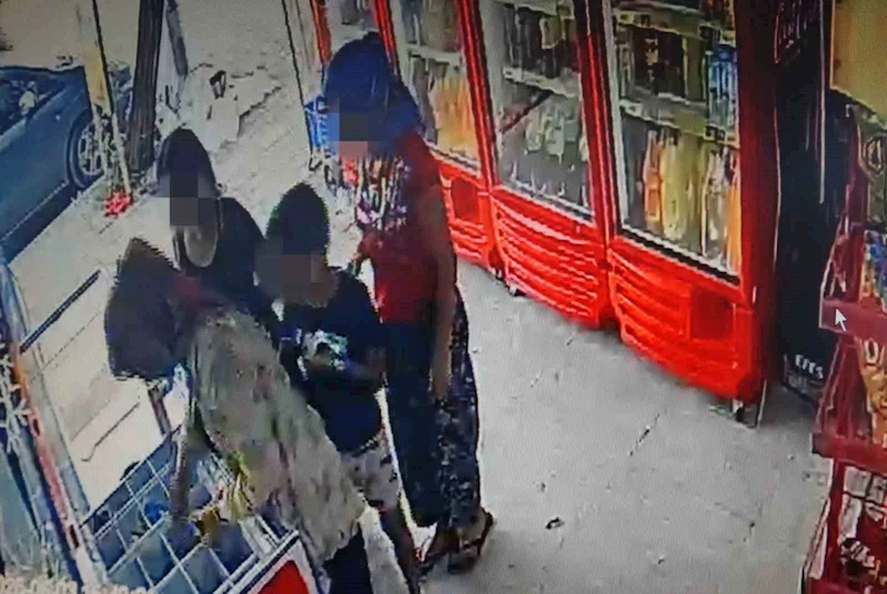 Marketten dondurma ve içecekleri alıp kıyafetlerine gizleyen kadınlar, ticari takside yakalandı
