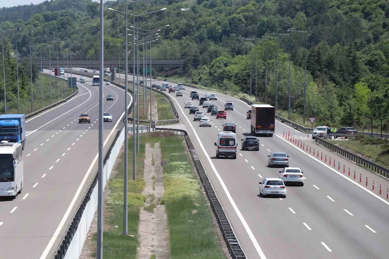Erkenden yola çıkan tatilciler Bolu geçişinde akıcı yoğunluk oluşturuyor
