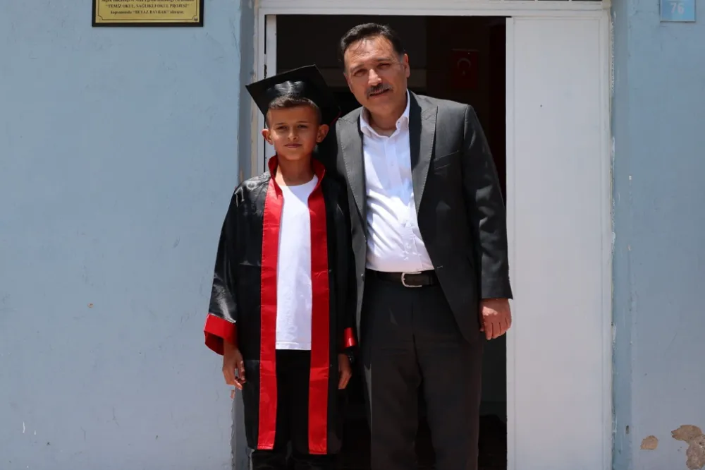 Tek kişilik mezuniyete vali katıldı