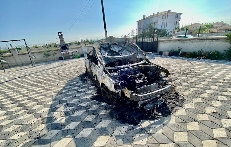 Park halindeki otomobil yanarak kullanılamaz hale geldi

