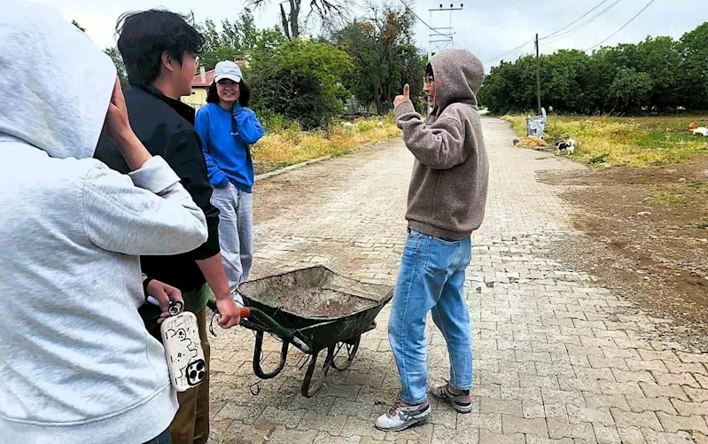 Çinli turistler, kendilerini misafir eden yaşlı kadına 