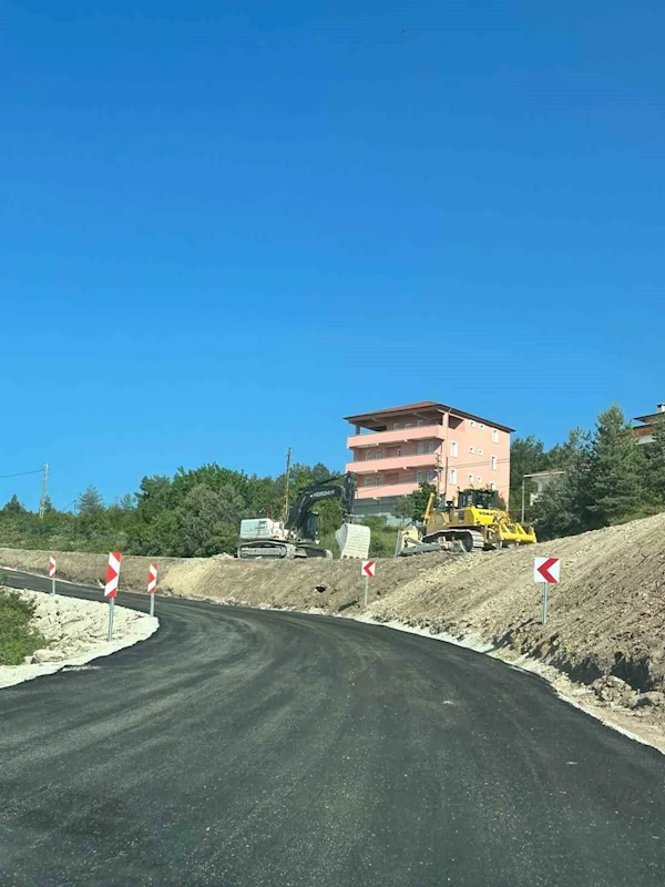 Kastamonu’da heyelan sebebiyle ulaşıma kapanan yol ulaşıma açıldı
