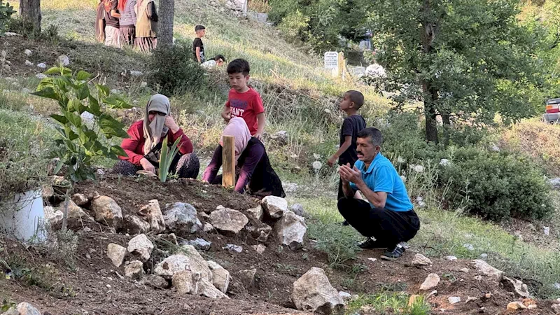 Köy sakinleri mezarlıkta buluşup dua etti
