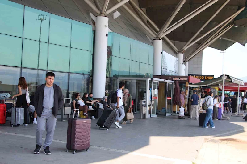 Otogarda bayram yoğunluğu başladı: 