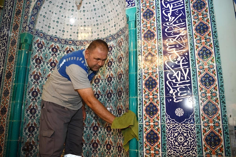 Konyaaltı’nda bayram öncesi ibadethaneler temizlendi

