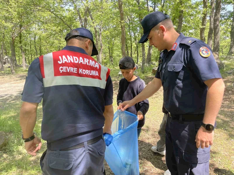 Öğrenciler jandarma ekipleriyle birlikte çöp topladı
