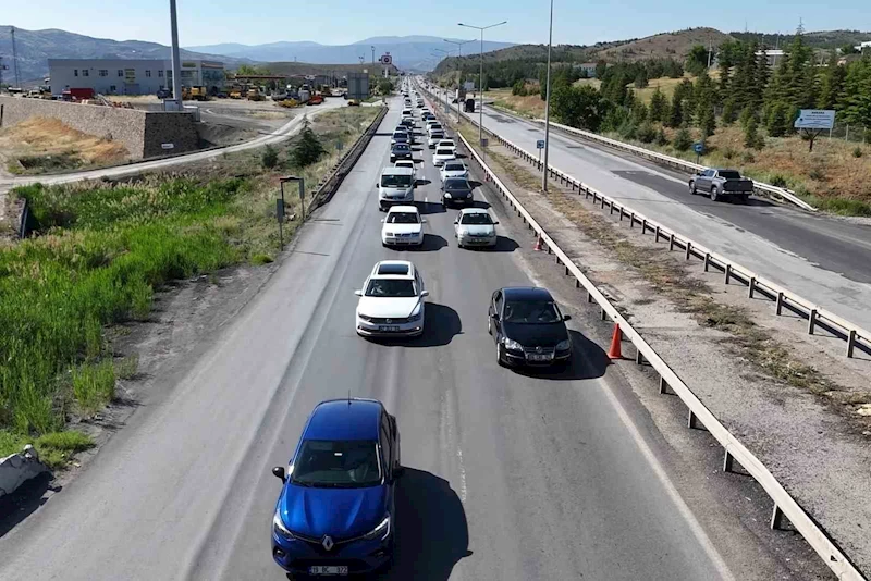 Tatilcilerin bayram yolcuğu sürüyor: 43 ilin geçiş güzergahında yoğun trafik
