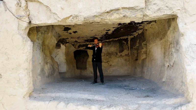 Çemişgezek’in tarihi İn Deliklerinde keman resitali
