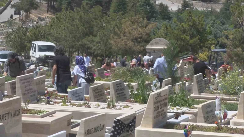 Kurban Bayramı arefesinde mezarlıklar ziyaret edildi
