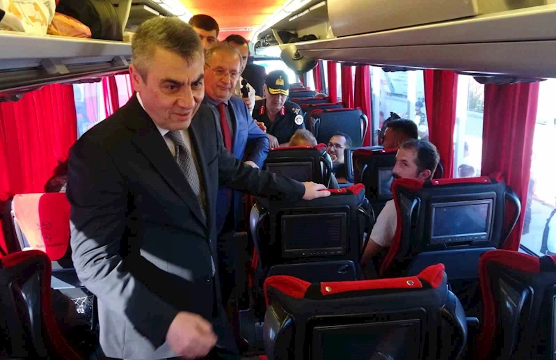 Vali yolcuları tebrik etti, ceza yiyen otobüsün sürücüsünü uyardı
