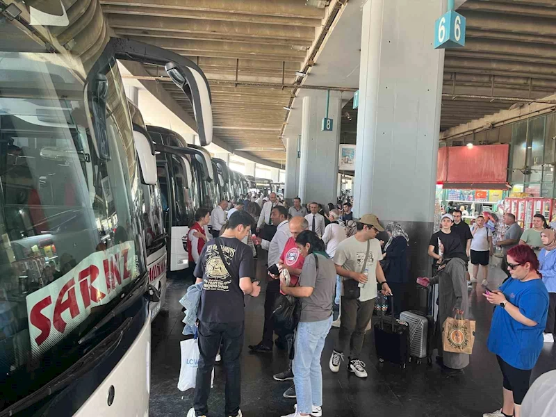 İzmir Otogarı’nda bayram yoğunluğu

